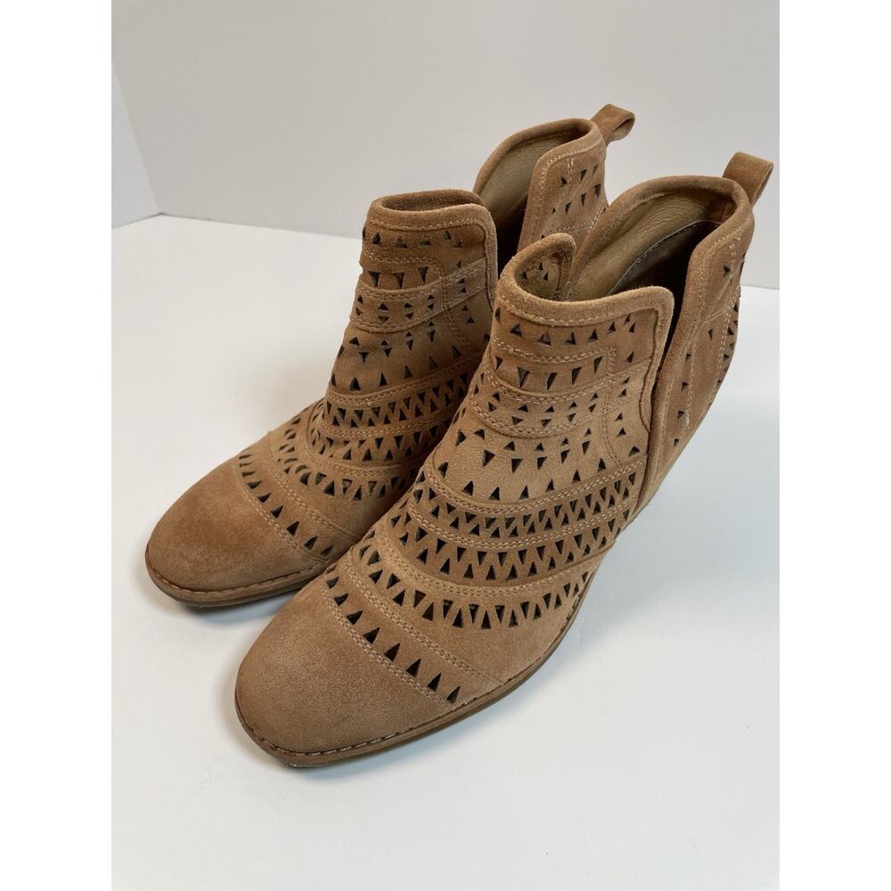 Sofft Westwood II bootie features a light brown suede upper- Women’s Size 10